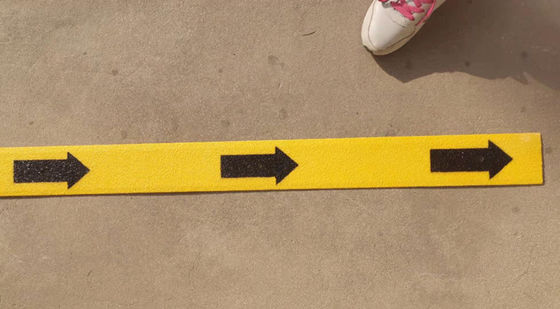 Strisce antiscivolo personalizzabili in fibra di vetro da 50 mm con camfere su entrambi i lati
