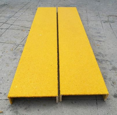 Profili a angolo L in fibra di vetro a strisce di FRP non scivolose per il servizio di taglio del naso delle scale