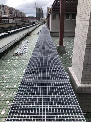 Griglie per passeggiate in FRP con colori personalizzati e superficie grigliata di sabbia antiscivolo