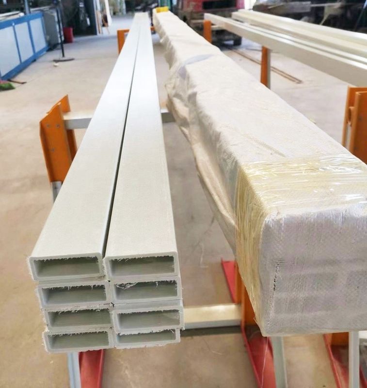 Strutture Fibra di vetro ad alta resistenza Tubo piatto FRP Plastica composita Polo rettangolare Lunghezza da 1m a 11,6m